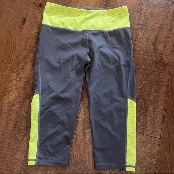 Victoria’s Secret VSX knockout crop leggings women Sz small gray neon pocket - Picture 1 of 8